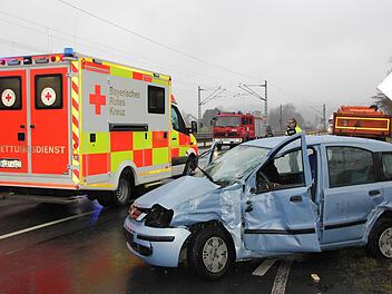 Beim Einbiegen auf die B 85 zwischen Pressig und Rothenkirchen kollidierte der Fiat mit einem Lkw. Foto: Andreas Schmitt