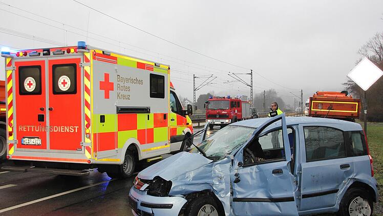 Beim Einbiegen auf die B 85 zwischen Pressig und Rothenkirchen kollidierte der Fiat mit einem Lkw. Foto: Andreas Schmitt