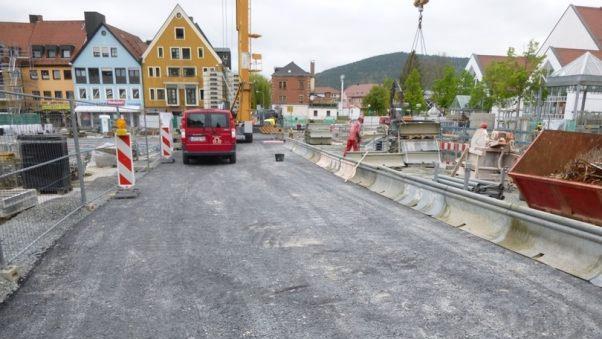 Hier stecken die Mehrkosten bei der Großbaustelle:  Um eine   Vollsperrung zu vermeiden, wurde eine provisorische Straße über den Platz gebaut. Foto: Stadt Kulmbach