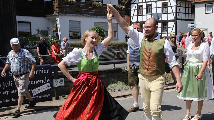 An der Festzugsspitze wurde getanzt. Foto: Michael Stelzner