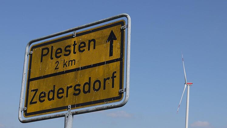 Alle f&uuml;nf Windr&auml;der des Windparks zwischen Neustadt und Sonnefeld d&uuml;rften ab sofort wieder in Betrieb genommen werden - allerdings nur bei reduzierter Drehzahl.Foto: Berthold K&ouml;hler