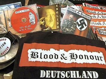 Die illegale rechtsextremistische Vereinigung Blood & Honour will in Deutschland wieder Fuß fassen und verbotene Fanartikel verkaufen, eines ihrer Mitglieder wurde im Dezember 2018 bei einer Razzia in Rauhenebrach von Spezialkräften der Polizei mit Haftbefehl gesucht. Foto: Werner Baum/dpa