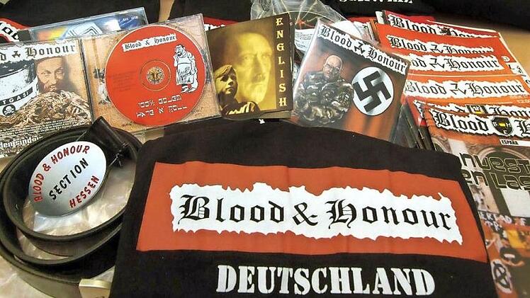 Die illegale rechtsextremistische Vereinigung Blood & Honour will in Deutschland wieder Fuß fassen und verbotene Fanartikel verkaufen, eines ihrer Mitglieder wurde im Dezember 2018 bei einer Razzia in Rauhenebrach von Spezialkräften der Polizei mit Haftbefehl gesucht. Foto: Werner Baum/dpa
