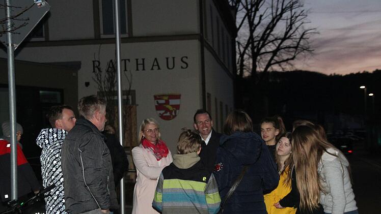 Stichwahl in Fuchsstadt: René Gerner, Freunde und Familie sammelten sich vor dem Rathaus. Am 29. März in die Stichwahl gegen Oliver Lukaschewitsch (Unabhängige Liste). Kerstin Väth