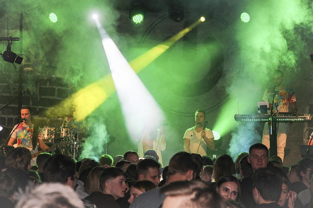 Die Partyband "Power" heizte ordentlich ein.