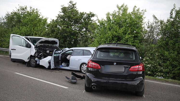 Kreis Ansbach: Unfall mit drei Autos  - Rettungshubschrauber im Einsatz