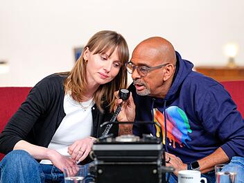 Die Influencerin Tina Goldschmidt und Schauspieler Pierre Sanoussi-Bliss versuchen sich an einem Funktelefon, das  die DDR einst f&uuml;r Mexiko entwickelte.