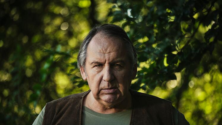 Nachbar Erwin Ramthor (Wolf Bachofner) gilt als schwieriger Zeitgenosse. Mit den Schaubs hat er sich viel gestritten. Trotzdem will er unbedingt herausfinden, was den verschwundenen Nachbarn widerfahren ist.