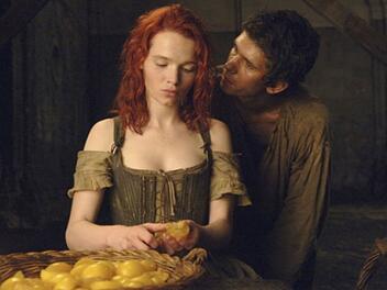 Der Anfang einer Karriere als Serienm&ouml;rder: Grenouille (Ben Whishaw) lernt das Mirabellen-M&auml;dchen (Karoline Herfurth) kennen.