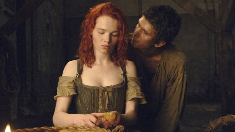 Der Anfang einer Karriere als Serienm&ouml;rder: Grenouille (Ben Whishaw) lernt das Mirabellen-M&auml;dchen (Karoline Herfurth) kennen.