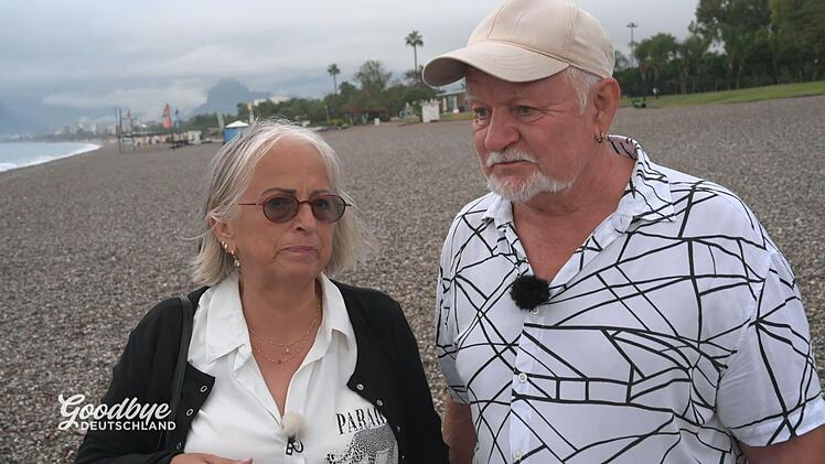 Die t&uuml;rkische Hyperinflation treibt sie in die Armutsfalle: Anita und J&uuml;rgen Dietz am Strand von Antalya.