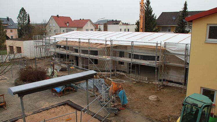 Der Rohbau der Kindertagesstätte steht. Die Fertigstellung ist zum Jahresende geplant. Fotos: Matthias Einwag