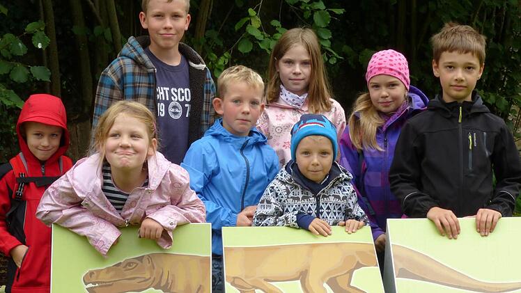Die Kinder mit einem dreiteiligen Saurierbild. Foto: Gesangverein
