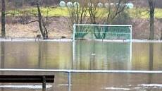 So sieht der Sportplatz des TSV Ködnitz bei Hochwasser aus. Wird eventuell bald ein Damm am Weißen Main gebaut. Foto: Archiv/Hübner