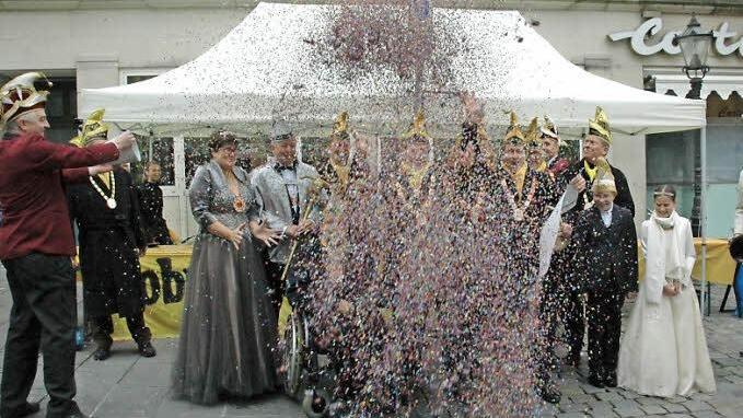 Der Karnevalsverein Weidach hatte die Coburger Narrhalla zur "Ice-Bucket-Challenge" herausgefordert. Aber Eiswürfel - das wäre selbst bei mildem Novemberwetter ein wenig hart gewesen. Elferrat und Prinzenpaare begnügten sich daher mit Konfetti und spenden dem Weidacher Kindergarten "Kleine Strolche" 300 Euro. Außerdem verloste die Narrhalla am Sonntag wieder 100 Gänse. Foto: Edwin Meißinger