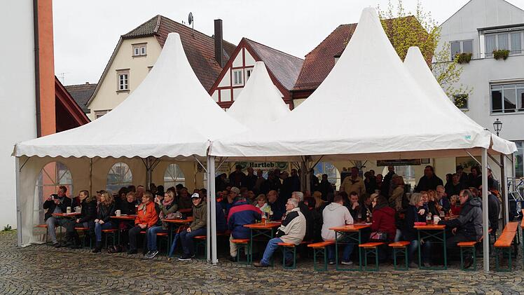 Dank Überdachung war die Feier trotz Regen gut besucht.