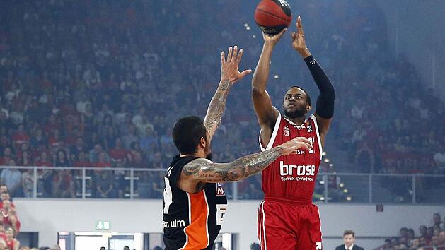 Die Brose Baskets haben mit ihrem Passspiel die Ulmer Defensive wieder einmal zerrissen und mit Darius Miller einen treffsicheren Dreiersch&uuml;tzen gefunden. Chris Babb kommt zu sp&auml;t. Fotos: sportpress/Daniel L&ouml;b