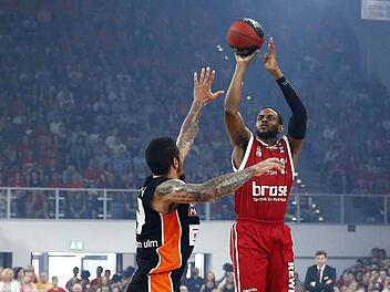 Die Brose Baskets haben mit ihrem Passspiel die Ulmer Defensive wieder einmal zerrissen und mit Darius Miller einen treffsicheren Dreierschützen gefunden. Chris Babb kommt zu spät. Fotos: sportpress/Daniel Löb