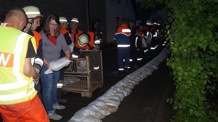 Mit Sandsäcken bauten Feuerwehr und THW Dämme, um einen gezielten Ablauf zu schaffen. Foto: Peter Schmieder