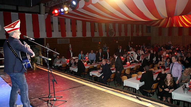 Lanrat Michael Busch mit Gitarre und Publikum Foto: Bettina Knauth