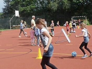 Viel Spaß hatten die Grundschüler in Pressig an der Aktion BallHelden. Dabei zeigten sie Ballgefühl und Geschicklichkeit. Fotos: Karl-Heinz Hofmann