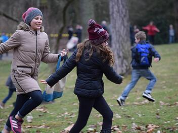 Tuana und Carolina, beide zehn Jahre alt, sprinten gemeinsam mit den anderen Kindern los, um eines der 700 versteckten Nester zu finden.