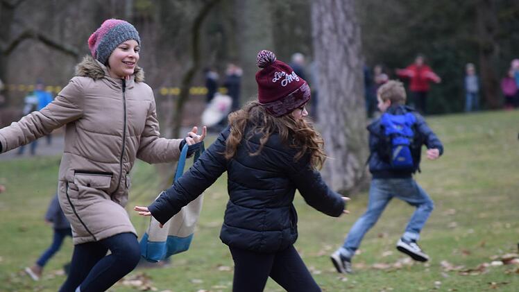 Tuana und Carolina, beide zehn Jahre alt, sprinten gemeinsam mit den anderen Kindern los, um eines der 700 versteckten Nester zu finden.