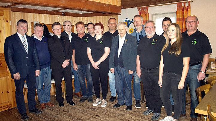 Zahlreiche Ehrungen des Marktes Steinwiesen sowie Vereinsehrungen der Blasmusik Neuengrün/Schlegelshaid konnten der Erste Bürgermeister des Marktes Steinwiesen, Gerhard Wunder (links) und Vorsitzender Alfred Kremer (rechts) durchführen.  Foto: Susanne Deuerling