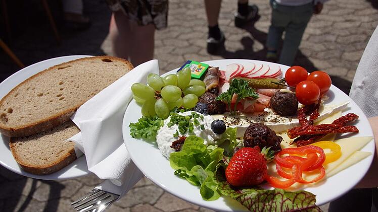 Natürlich gab es beim Fatschenbrunner Dorffest fränkische Bratwurst. Reißenden Absatz fanden aber die Hutzelvariationen. Einige passionierte Köchinnen aus dem Ort beschäftigen sich seit Jahren damit, wie die Hutzel neben dem traditionellen Hutzelbrot kulinarische Akzente setzen kann