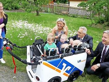 Wer übernimmt jetzt endlich das Steuer? Franz-Josef Kraus, Gerhard Zettel, Jacqueline Ramming, Lisa Eisermann (von rechts) mit dem neuen Fahrzeug Foto: Dieter Hübner