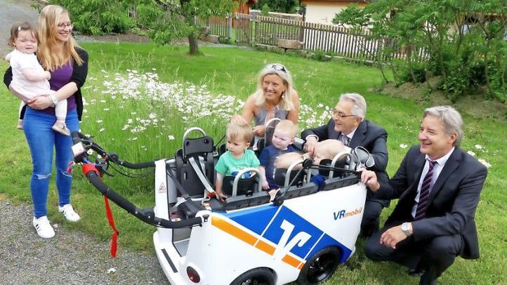 Wer übernimmt jetzt endlich das Steuer? Franz-Josef Kraus, Gerhard Zettel, Jacqueline Ramming, Lisa Eisermann (von rechts) mit dem neuen Fahrzeug Foto: Dieter Hübner