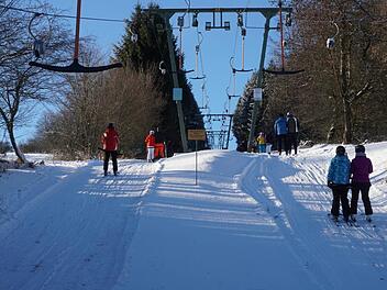 Auf Auffahrten mit dem Doppellift am Arnsberg m&uuml;ssen Wintersportler mindestens bis 20. Dezember verzichten. Der Betrieb von Freizeitsportanlagen ist wegen Corona bis dahin untersagt. Foto: Marion Eckert