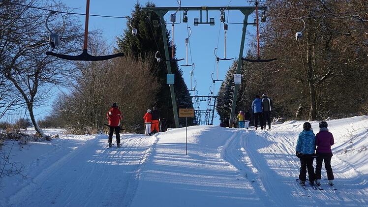 Auf Auffahrten mit dem Doppellift am Arnsberg m&uuml;ssen Wintersportler mindestens bis 20. Dezember verzichten. Der Betrieb von Freizeitsportanlagen ist wegen Corona bis dahin untersagt. Foto: Marion Eckert