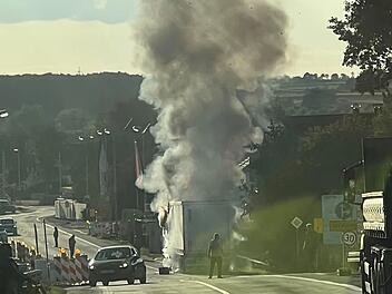 Riesige Rauch-Säule im Kreis Bamberg: Lkw geht in Flammen auf - Feuerwehr mit Großeinsatz