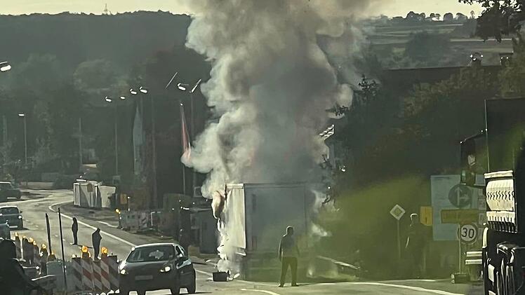 Riesige Rauch-Säule im Kreis Bamberg: Lkw geht in Flammen auf - Feuerwehr mit Großeinsatz