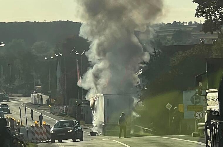 Riesige Rauch-Säule im Kreis Bamberg: Lkw geht bei Brand in Flammen auf - Feuerwehr mit Großeinsatz