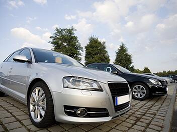 Beim Autokauf lohnt es sich im Vorfeld über Barzahlung oder Finanzierung nachzudenken.