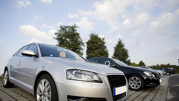 Beim Autokauf lohnt es sich im Vorfeld über Barzahlung oder Finanzierung nachzudenken.