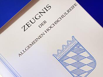 Eklat an Abi-Feier - Rektor wollte Zeugnisse nicht ausgeben Eklat an Abi-Feier - Rektor wollte Zeugnisse nicht ausgeben