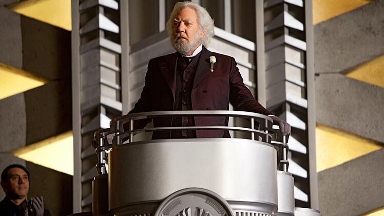 Pr&auml;sident Snow (Donald Sutherland) beobachtet argw&ouml;hnisch den Verlauf der Hungerspiele.
