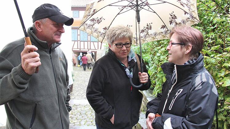 Erinnerungen an ihre gemeinsame Schulzeit in Bonnland kamen bei (v.l.): Berthold Glöckner, Monika Fehn und Elvira Frieß auf.