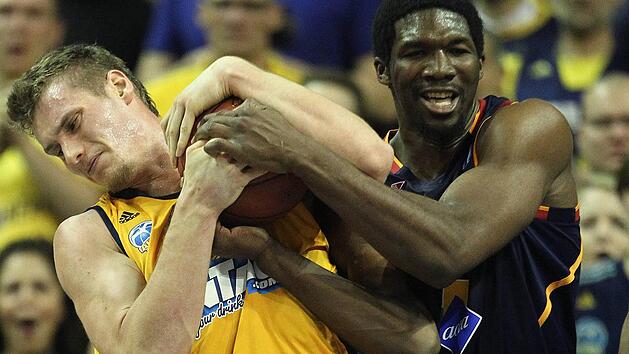 Durchsetzungsstark: Center Trevor Mbakwe (rechts) hier gegen Leon Radosevic von ALBA Berlin verst&auml;rkt die Brose Baskets. Foto: imago