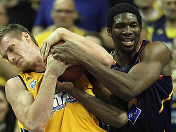Durchsetzungsstark: Center Trevor Mbakwe (rechts) hier gegen Leon Radosevic von ALBA Berlin verst&auml;rkt die Brose Baskets. Foto: imago