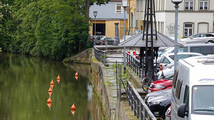 Die roten Bojen im grünen Wasser des Alten Kanals weisen Bootsfahrer auf die mögliche Gefahrenstelle in der Mauer hin. Foto: Matthias Hoch