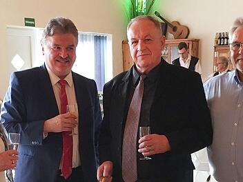 Unser Bild zeigt (von links) Reinhard Weigels Ehefrau Herta, Landrat Klaus Peter Söllner, Jubilar Reinhard Weigel und FW/WGU-Vorsitzenden Helmut Bergmann.  Foto: Klaus-Peter Wulf