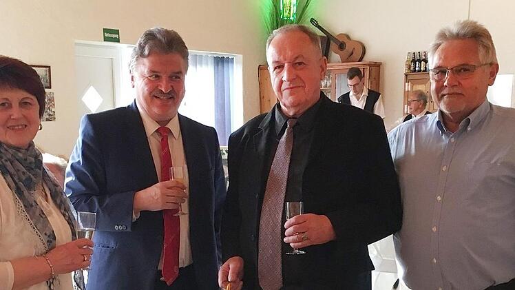 Unser Bild zeigt (von links) Reinhard Weigels Ehefrau Herta, Landrat Klaus Peter Söllner, Jubilar Reinhard Weigel und FW/WGU-Vorsitzenden Helmut Bergmann.  Foto: Klaus-Peter Wulf