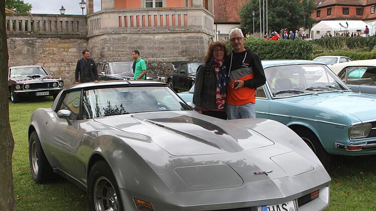 Joachim Linsner aus Wonfurt mit seiner Frau vor ihrem Corvette V 8 Foto: Günther Geiling