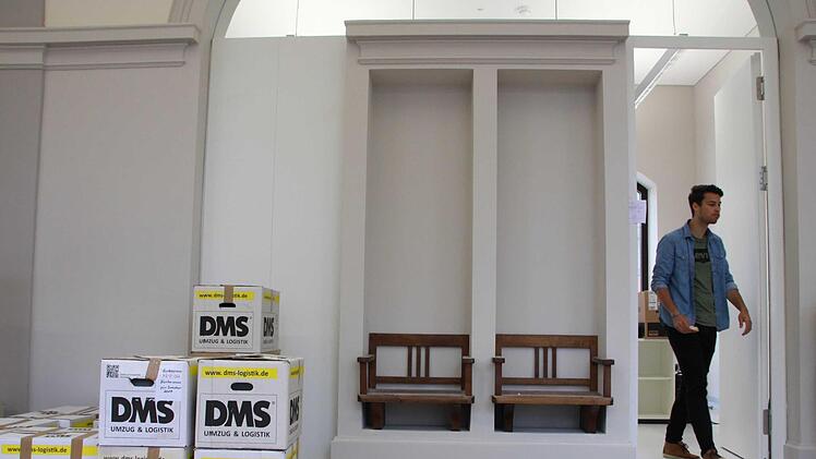 Vor den neuen Büros der Marketingabteilung der Staatsbad GmbH wartet künftig keiner mehr auf die nächste Anwendung - so wie noch vor 100 Jahren im damals größten Badehaus Europas. Stadt- und Staatsbad-Mitarbeiter ziehen um ins Luitpoldbad. Fotos: Carmen Schmitt