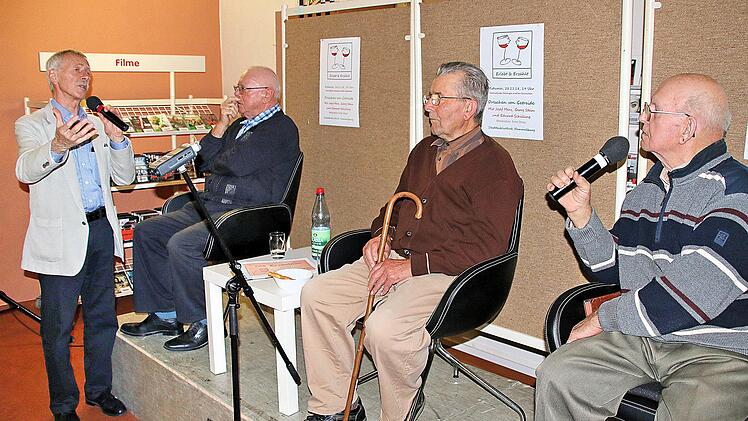 Drei Zeitzeugen kamen beim Abend in der Hammelburger Stadtbücherei zum  Thema Dreschen zu Wort. Links Moderator Ernst Stross, daneben die Landwirte  Josef Merz, Eduard Schilling und Georg Stein.  Dieter Britz