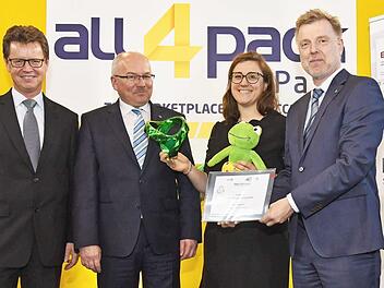 Markus Müller-Drexel (CEO Alba Services Holding und Managing Director Interseroh), Michael Löffler (Head of Global Sales Heinz-Plastics Böhm), Norbert Köhlerschmidt (Geschäftsführer Heinz-Plastics Böhm) und Delphine Hyafil (Marketingleiterin Werner & Mertz Frankreich) nahmen den Preis gemeinsam entgegen.  Foto: all4pack/Faust Favart
